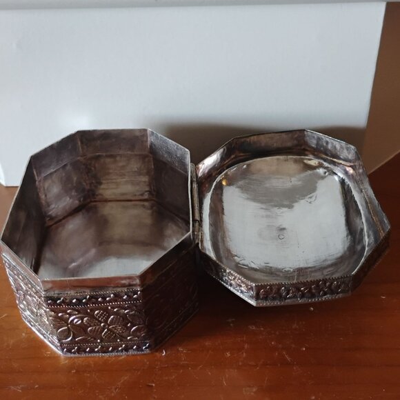 Vtg Tibetan Mughal Indian Silver Metal Repousse Octagon Shaped Spice Jewelry Box - Picture 12 of 12